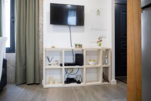 een witte plank met een televisie erop bij Oporto Mi House in Porto