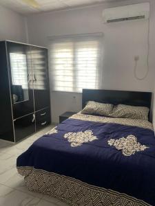 um quarto com uma cama azul e uma cómoda em Deoyem Place em Ikorodu