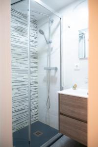 een douche met een glazen deur in een badkamer bij Oporto Mi House in Porto +36 foto's