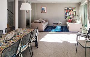Posedenie v ubytovaní 4 Bedroom Stunning Home In Fouras