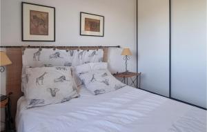 Posteľ alebo postele v izbe v ubytovaní 4 Bedroom Stunning Home In Fouras