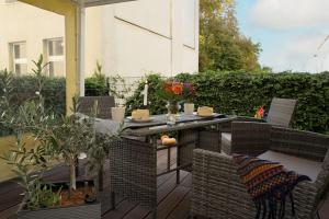 eine Terrasse mit einem Tisch und Stühlen auf einer Terrasse in der Unterkunft MD-7 Lutherstrasse 15 - Luxus-Wasserbett-SmartTV-Terrasse-2Schlafzimmer in Magdeburg