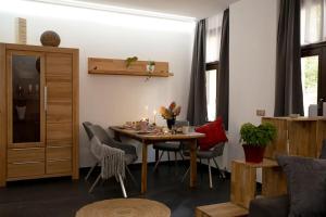ein Esszimmer mit einem Tisch mit Kerzen darauf in der Unterkunft MD-7 Lutherstrasse 15 - Luxus-Wasserbett-SmartTV-Terrasse-2Schlafzimmer in Magdeburg + 9 Fotos