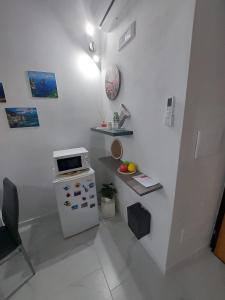 kuchnia z małą lodówką i blatem w obiekcie Casa TeKa w mieście Torre Annunziata