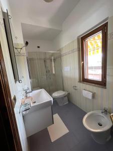 ein Bad mit einem Waschbecken und einem WC in der Unterkunft La casa di Panfilo in Sulmona