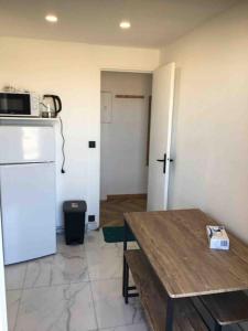 Kuchnia lub aneks kuchenny w obiekcie St Vélodrome 3 chambres parking 8 couchages neuf