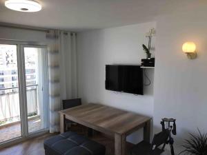 Telewizja i/lub zestaw kina domowego w obiekcie St Vélodrome 3 chambres parking 8 couchages neuf