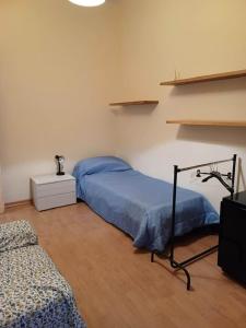 um quarto com duas camas e uma televisão em appartamento in centro Cassino em Cassino
