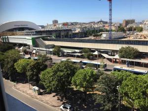 miasto z budynkiem i ulicą z drzewami w obiekcie St Vélodrome 3 chambres parking 8 couchages neuf w Marsylii