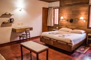 Giường trong phòng chung tại Hotel Cuatro Pinos