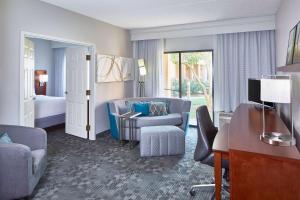 Sonesta Select Raleigh Durham Airport Morrisville的电视和/或娱乐中心