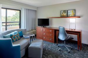 Sonesta Select Raleigh Durham Airport Morrisville的电视和/或娱乐中心