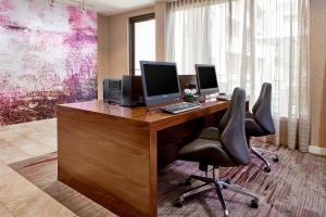 Sonesta Select Raleigh Durham Airport Morrisville的电视和/或娱乐中心