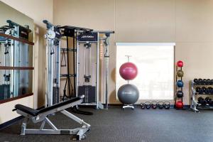 Sonesta Select Raleigh Durham Airport Morrisville的健身中心和/或健身设施