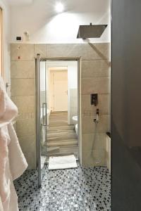 une salle de bain avec une douche, des toilettes et un lavabo dans l'établissement Le Stanze di Elisa, à Rome 46 autres photos