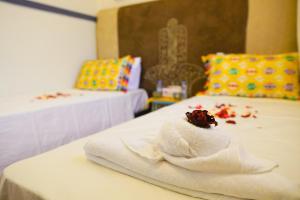 una pila de nata montada encima de una cama en Winarouze house en Marrakech