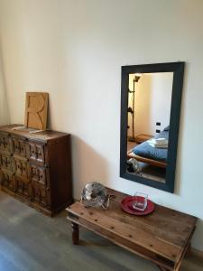 een kamer met een spiegel, een tafel en een dressoir bij CUTE FLORENCE HOUSE in Florence