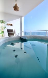 - une piscine dans une maison dotée d'un plafond en verre dans l'établissement Sailor Lovers - Jacuzzi Fuerteventura, à Gran Tarajal