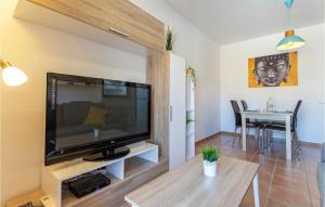 Televízia a/alebo spoločenská miestnosť v ubytovaní Lovely Apartment In Malaga With Wifi