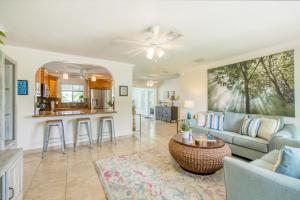 a living room with a couch and a kitchen at Casa Contenta in Fort Lauderdale