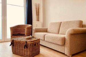 ein Wohnzimmer mit einem Sofa und einem Korb in der Unterkunft Residenz Villa Eintracht in Göhren