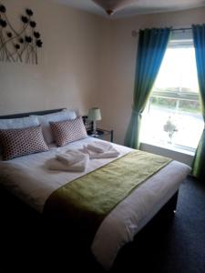 a bedroom with a large bed with a window at Fox and Hounds Apartment in Willingham