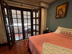 - une chambre avec un lit et une grande fenêtre dans l'établissement The Mermaid and The Pearl Boutique B&B, à Isla Mujeres