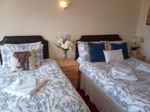 two beds sitting next to each other in a bedroom at Fox and Hounds Country Inn in Willingham