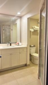 een badkamer met een wastafel en een toilet bij Condo at Krystal Grand Resort in Bucerías +13 foto's