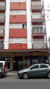 einem grünen Auto, das vor einem Gebäude parkt in der Unterkunft Monoambiente Falucho al 1500 - Centro - in Mar del Plata