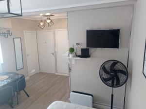 ein Wohnzimmer mit einem Ventilator und einem TV an der Wand in der Unterkunft Monoambiente Falucho al 1500 - Centro - in Mar del Plata