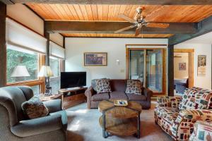 uma sala de estar com um sofá e uma televisão em Lodge at Steamboat A207 em Steamboat Springs