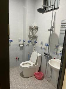 a bathroom with a toilet and a sink at 846B50 BÌNH GIÃ in Vung Tau