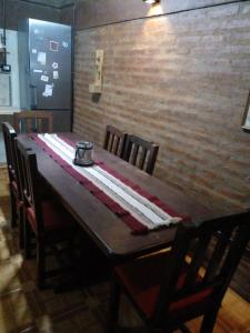 トルンキストにあるVentaniaの赤白のテーブルクロスを掛けたテーブル
