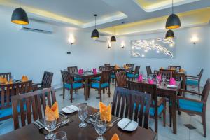 Un restaurant u otro lugar para comer en Grand Samudra Hotel