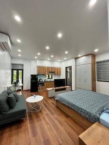 1 dormitorio con 1 cama y sala de estar en Merry House Hoàng Huy Riverside, en Hai Phong