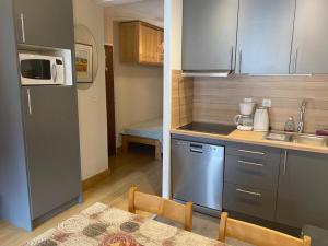 Appartement Tignes, 2 pièces, 5 personnes - FR-1-449-29にあるキッチンまたは簡易キッチン