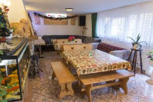 uma sala de estar com mesas e um sofá em Domek Pod Reglami em Zakopane