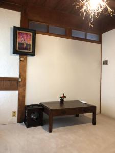 a room with a table and a picture on the wall at 島宿糸 in Iki