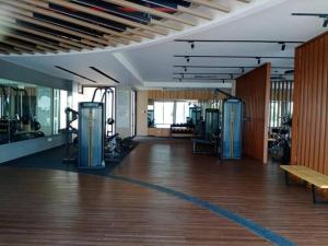 einen Fitnessraum mit zwei Trainingsgeräten in einem Raum in der Unterkunft H&H Lovely Homestay in Nilai (Residensi Lili) in Nilai