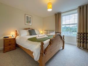 a bedroom with a large bed and a window at Glasfryn in Dolgellau
