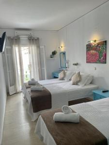 Ліжко або ліжка в номері Stratos Hotel