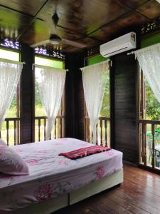 Postel nebo postele na pokoji v ubytování Homestay Kampung Den