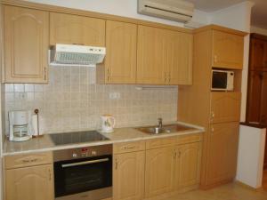 Kuchyň nebo kuchyňský kout v ubytování HOLIV Apartman