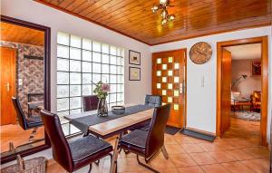 a dining room with a table and chairs at Gorgeous Home In Goldlauter-Heidersbach in Heidersbach