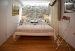 Ein Bett oder Betten in einem Zimmer der Unterkunft Split Theatre Apartments