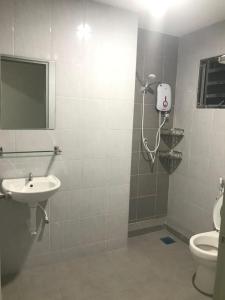 A bathroom at Venus Hollywood Homestay Sitiawan