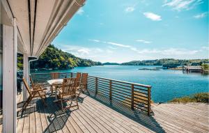 veranda con tavolo, sedie e vista sul lago di Gorgeous Home In Farsund With Kitchen a Farsund