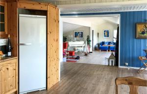 una cucina e un soggiorno con frigorifero bianco di Gorgeous Home In Farsund With Kitchen a Farsund