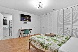 1 dormitorio con cama y escritorio. en Private Lakefront Home in Miami/Pembroke, en Pembroke Pines